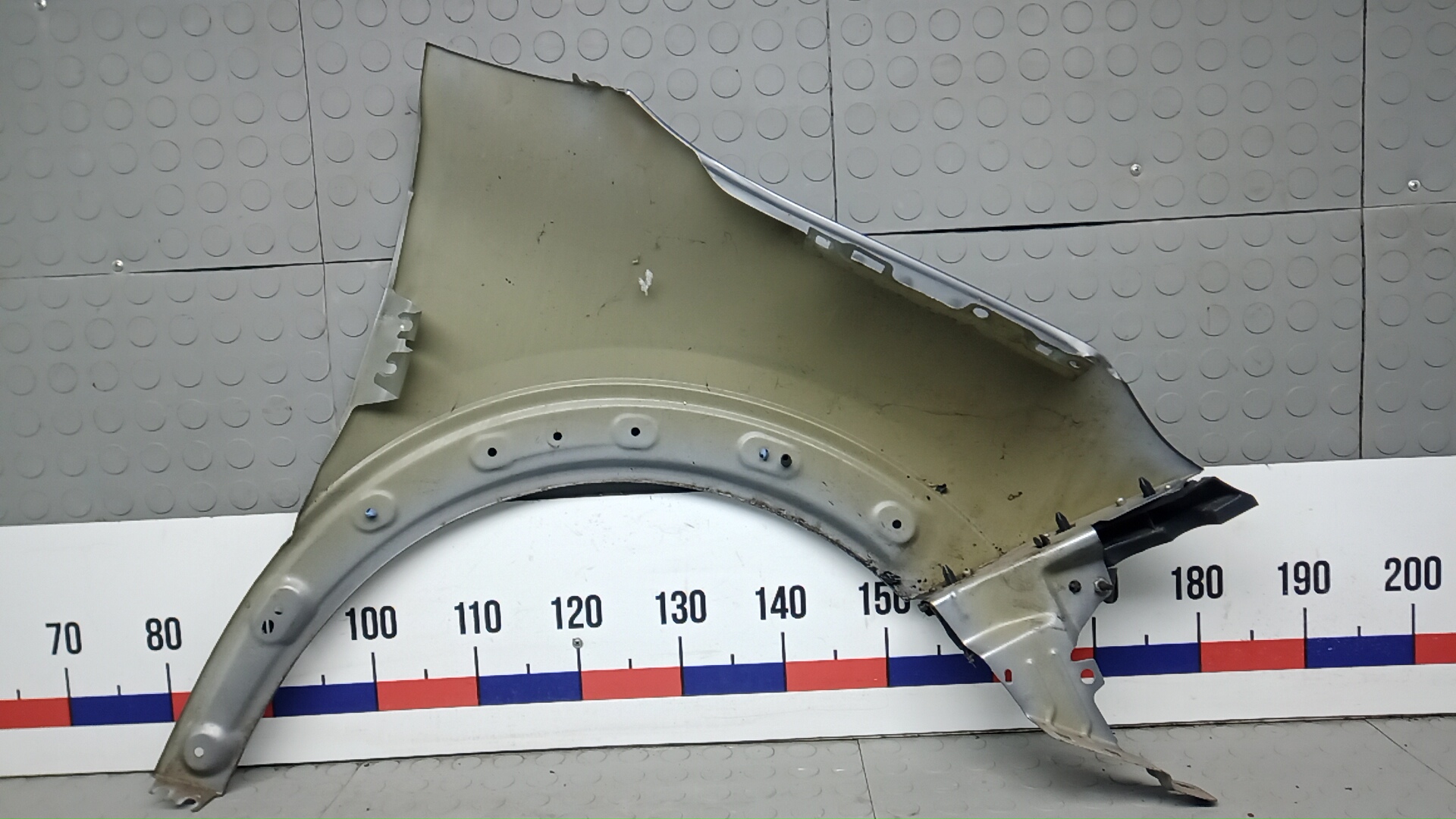 Крыло переднее левое