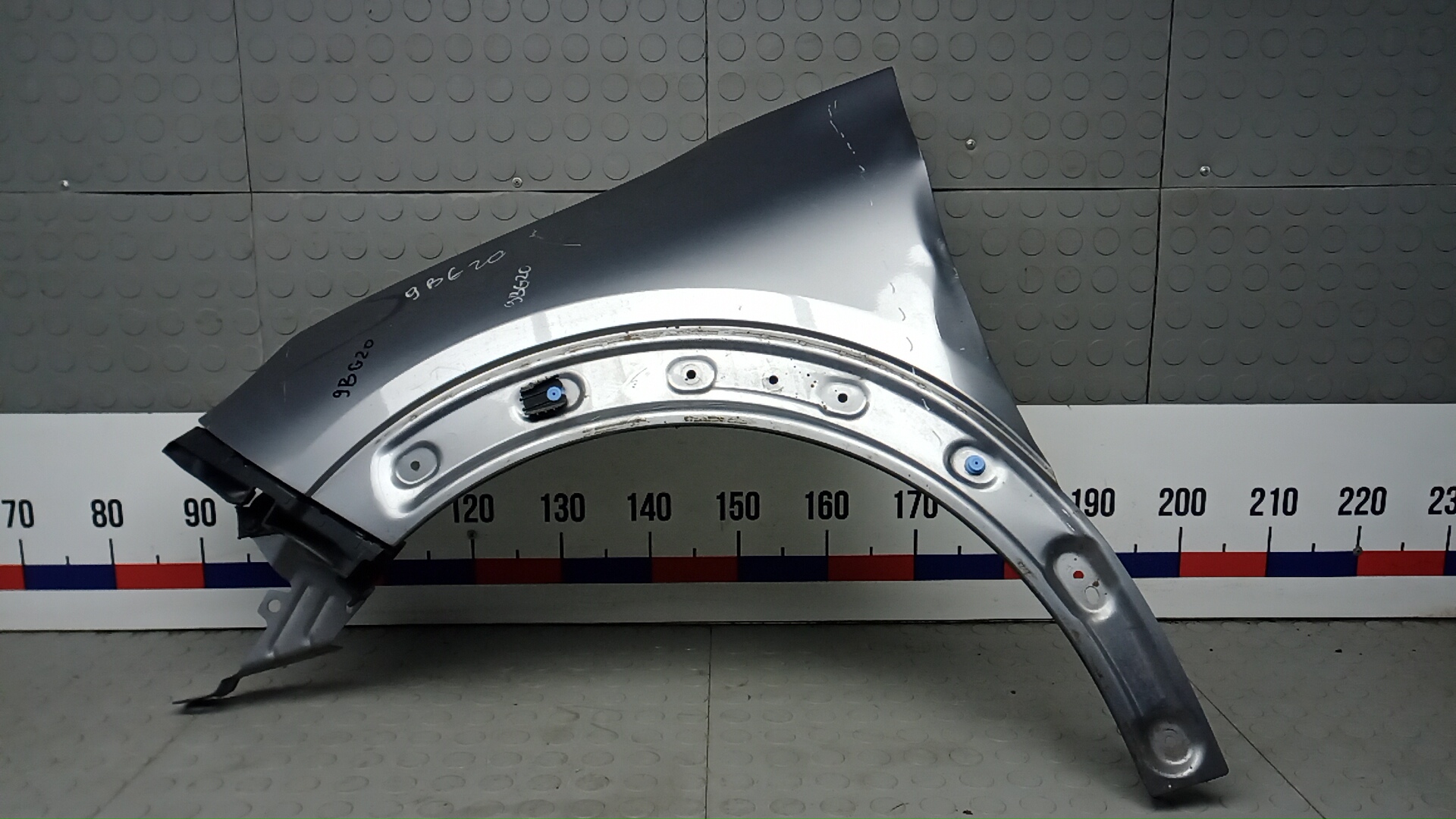 Крыло переднее левое