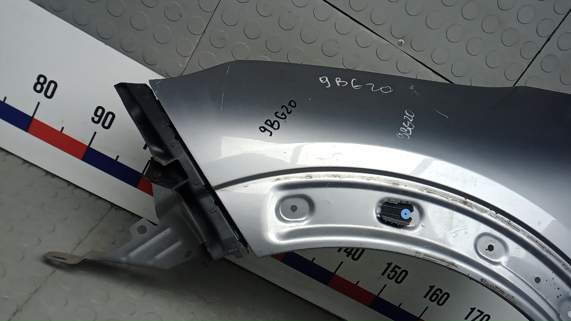 Крыло переднее левое