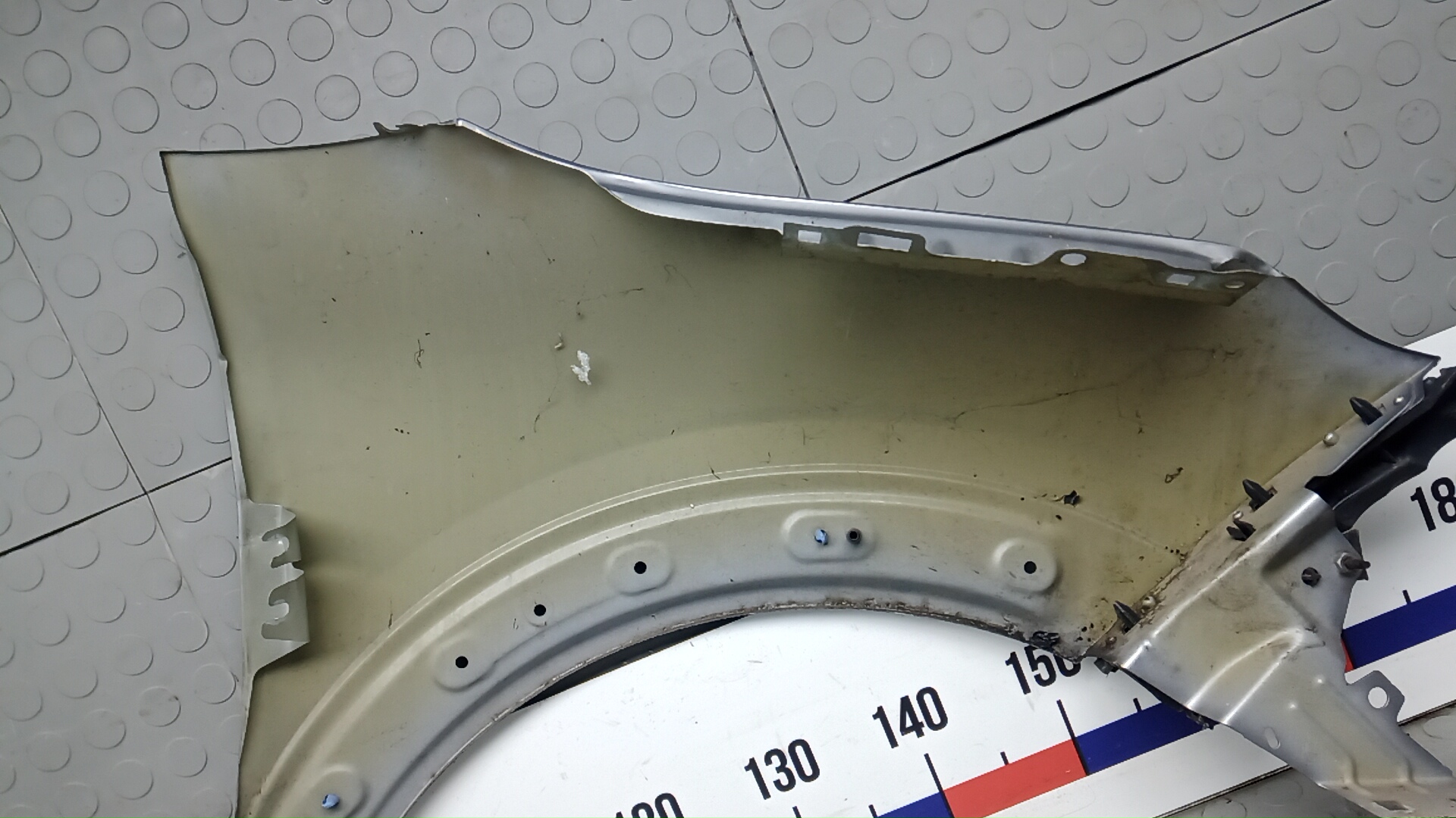 Крыло переднее левое