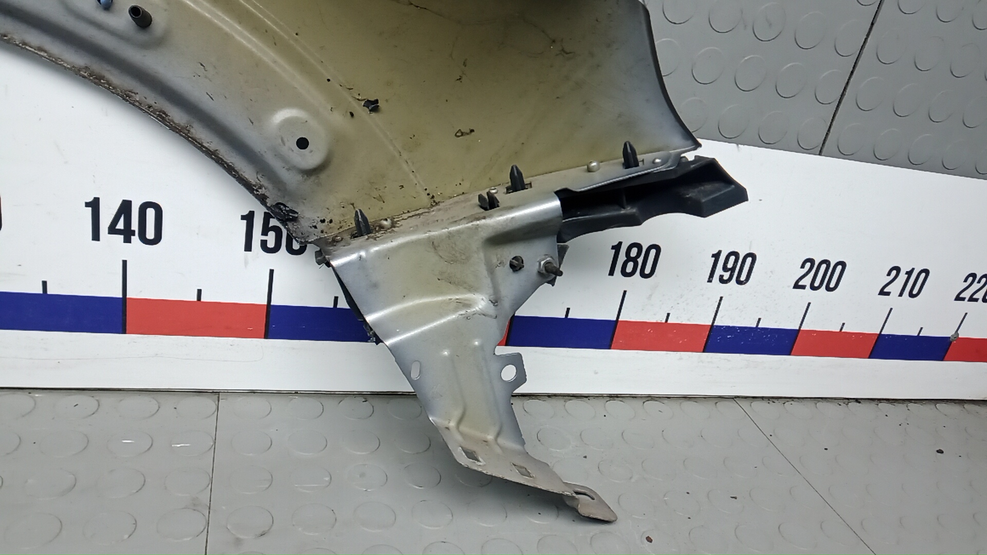 Крыло переднее левое