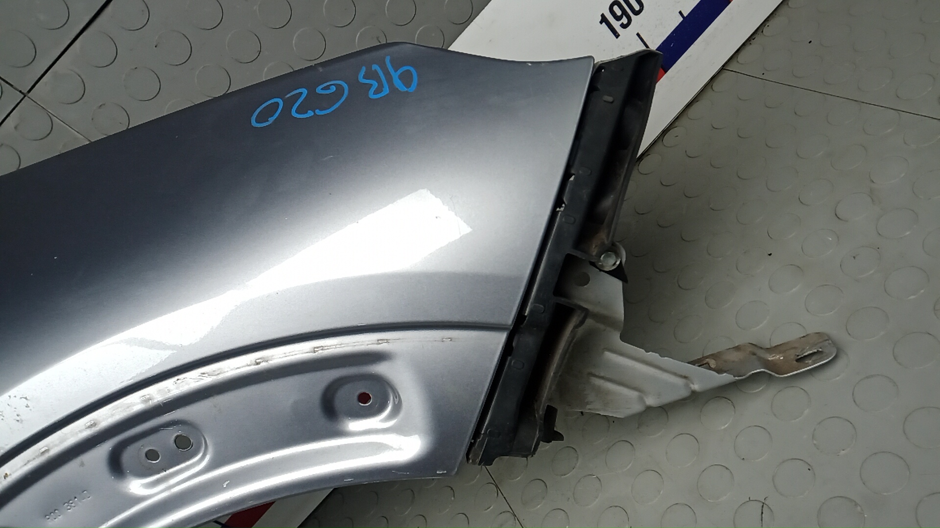 Крыло переднее правое