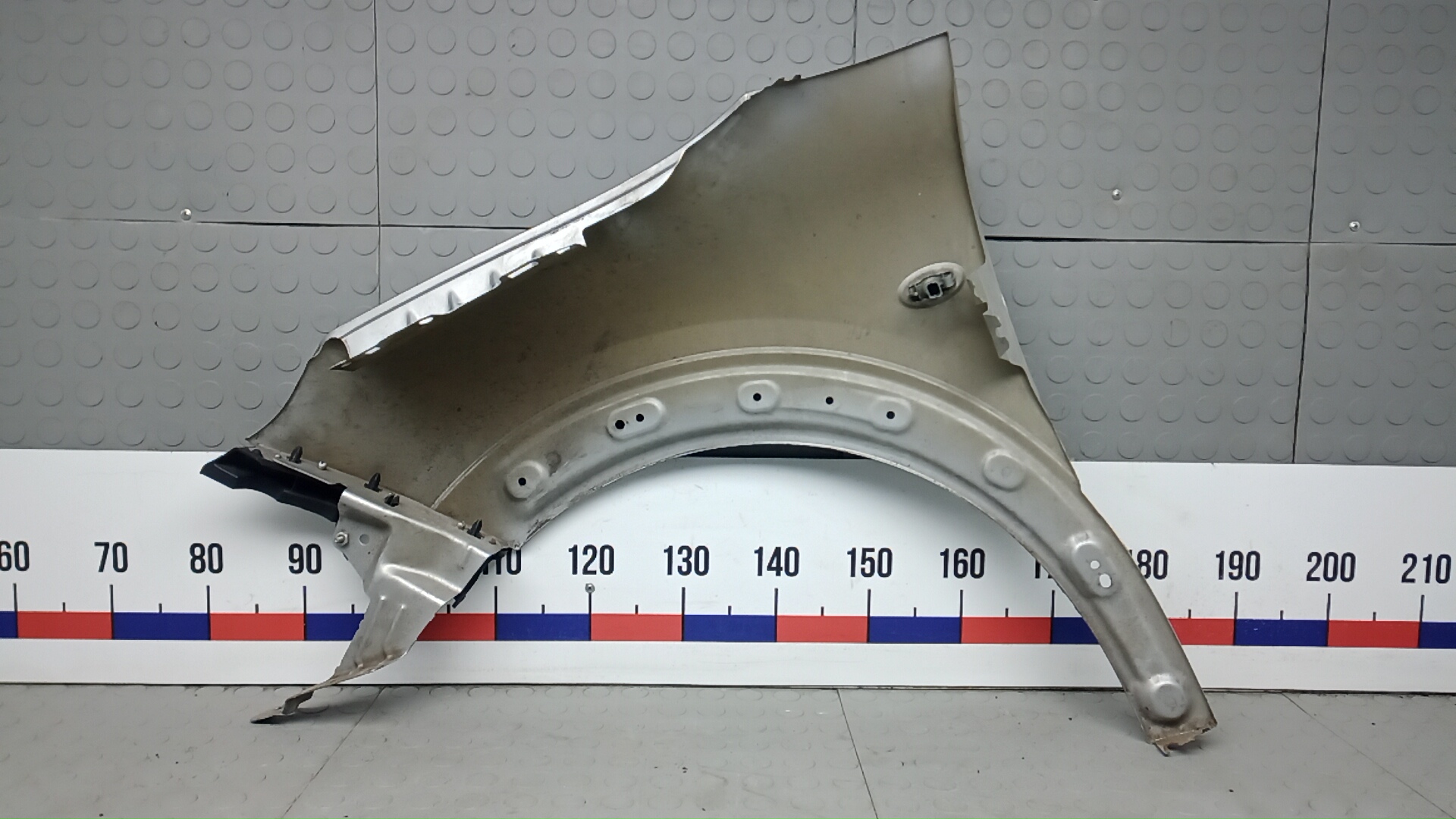 Крыло переднее правое
