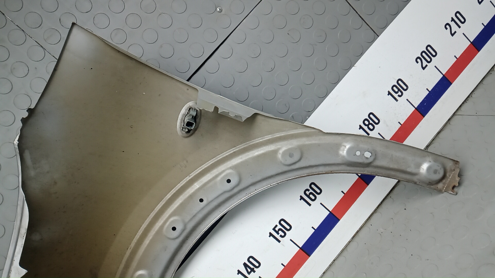 Крыло переднее правое