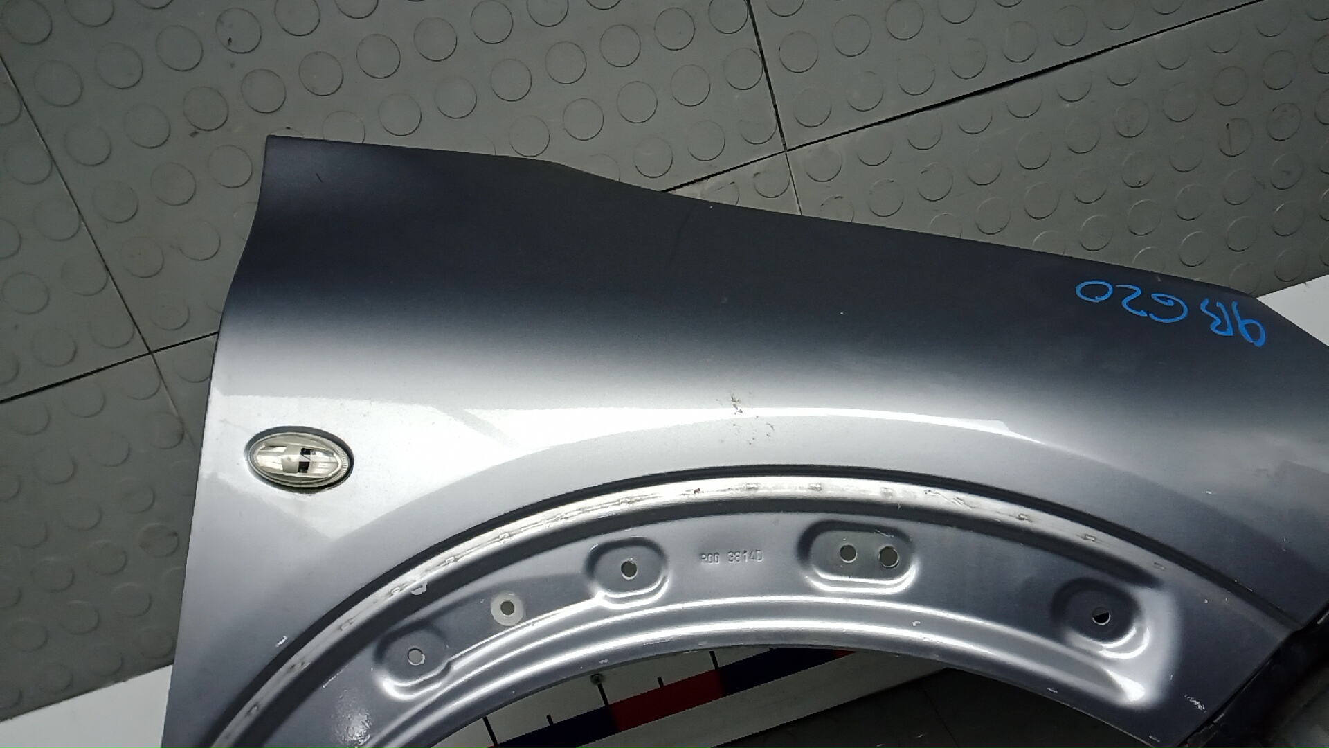 Крыло переднее правое