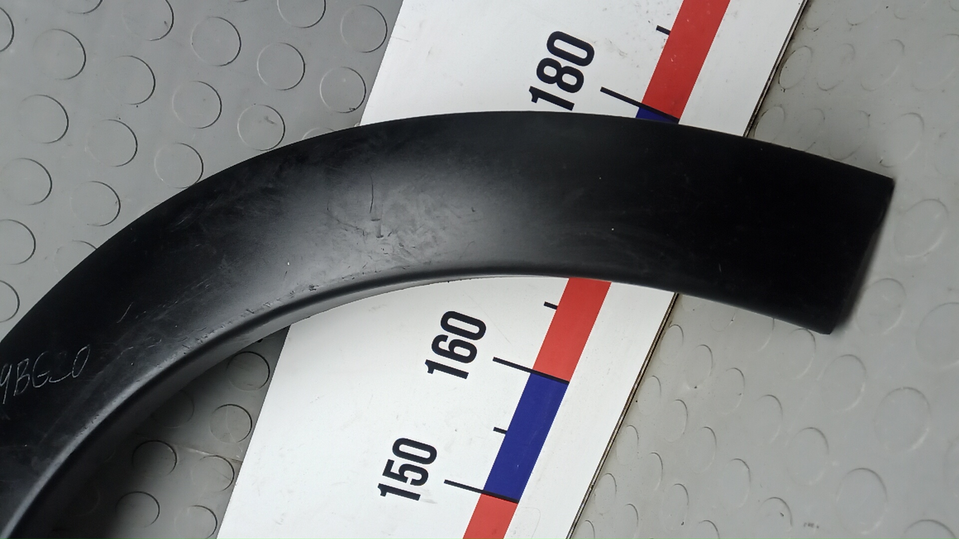 Накладка переднего крыла правого