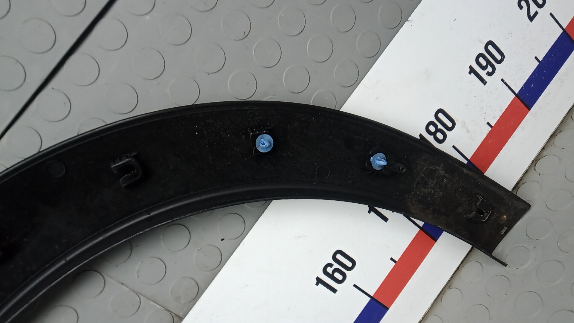 Накладка переднего крыла правого