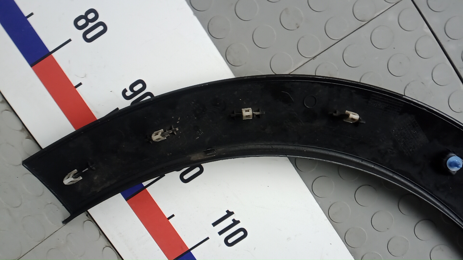 Накладка переднего крыла правого