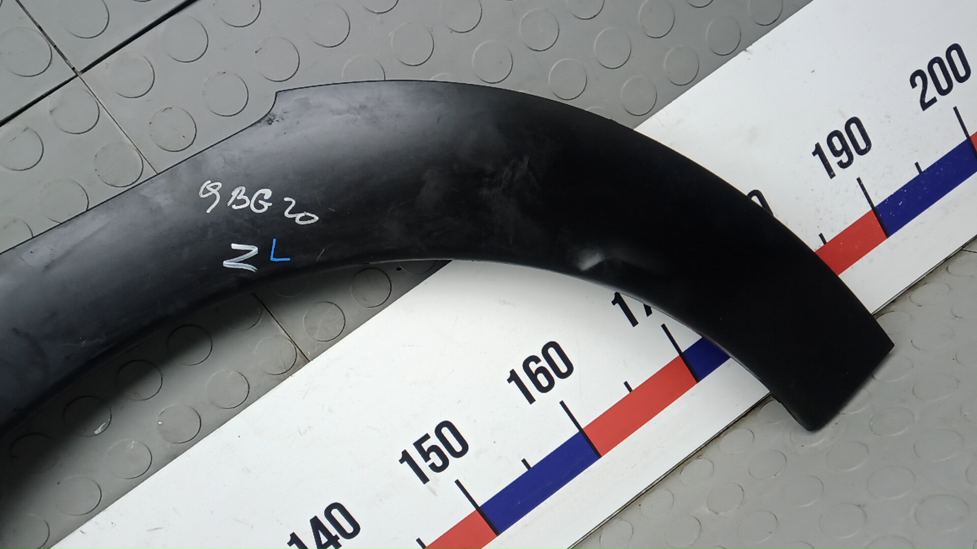 Накладка заднего крыла левого