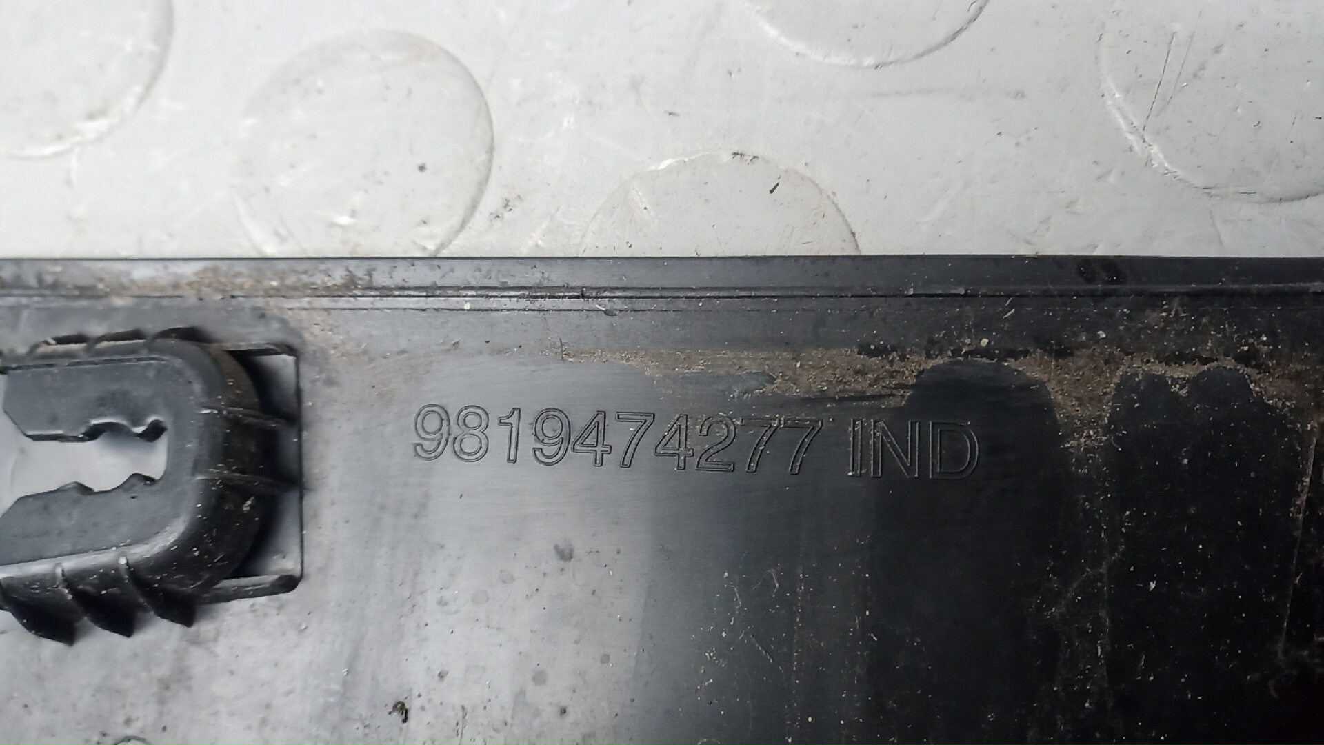 Накладка заднего крыла левого