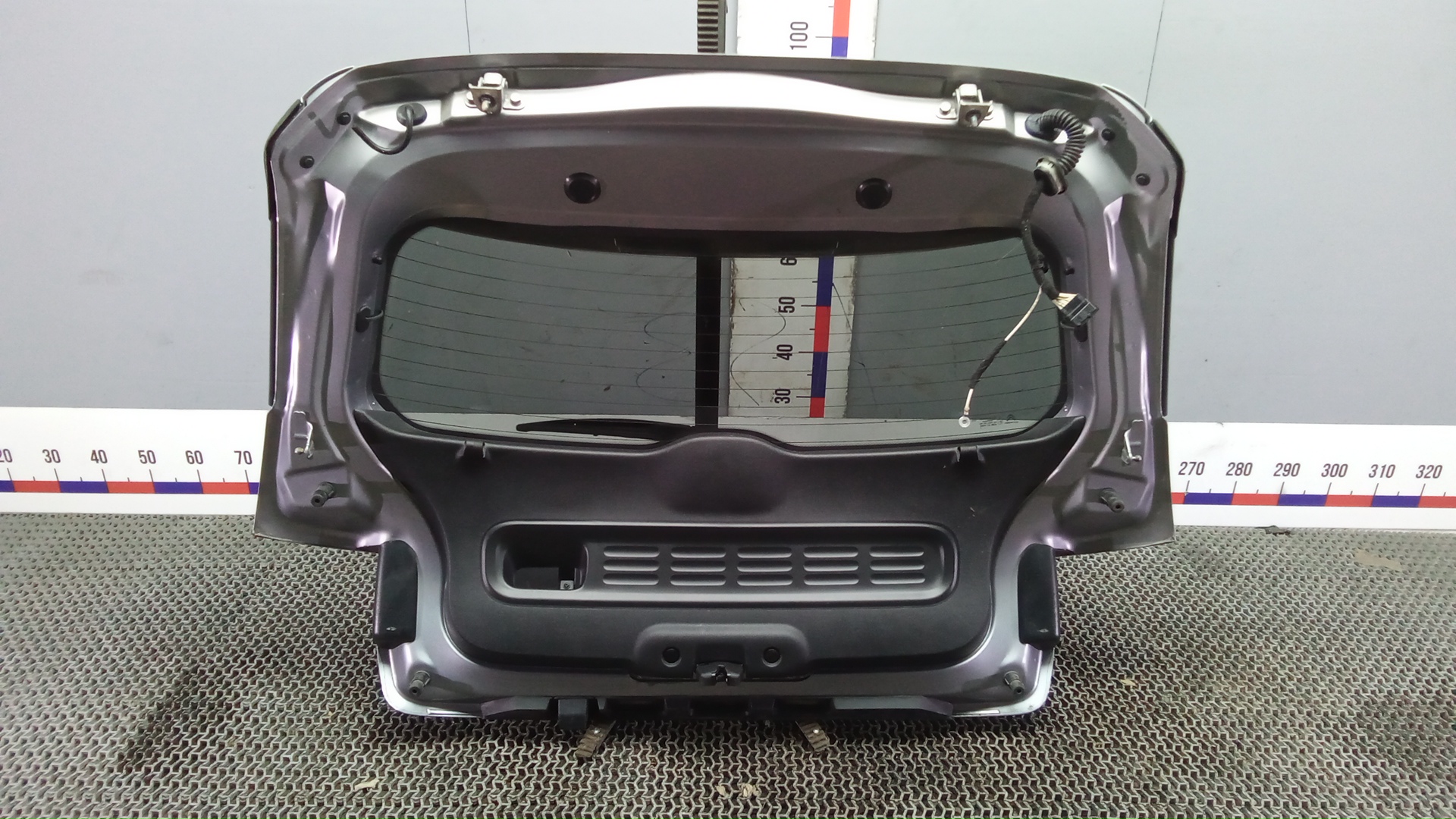 Дверь багажника