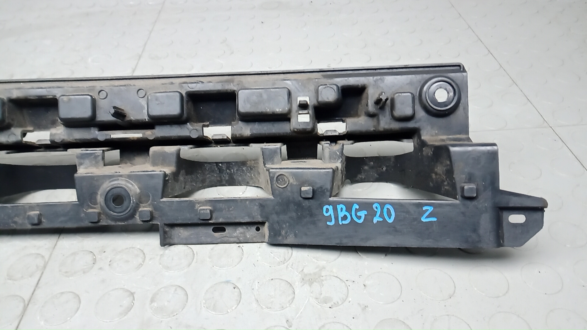 Кронштейн заднего бампера