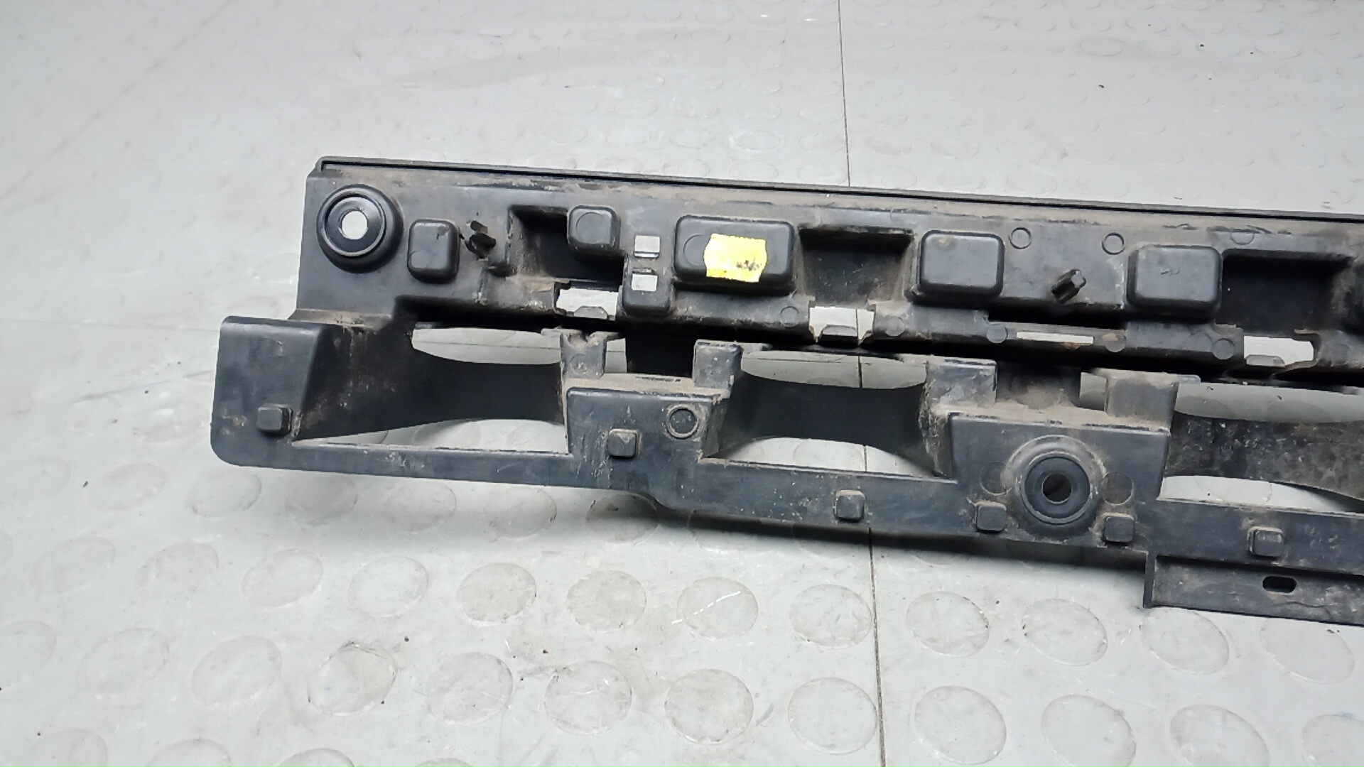 Кронштейн заднего бампера