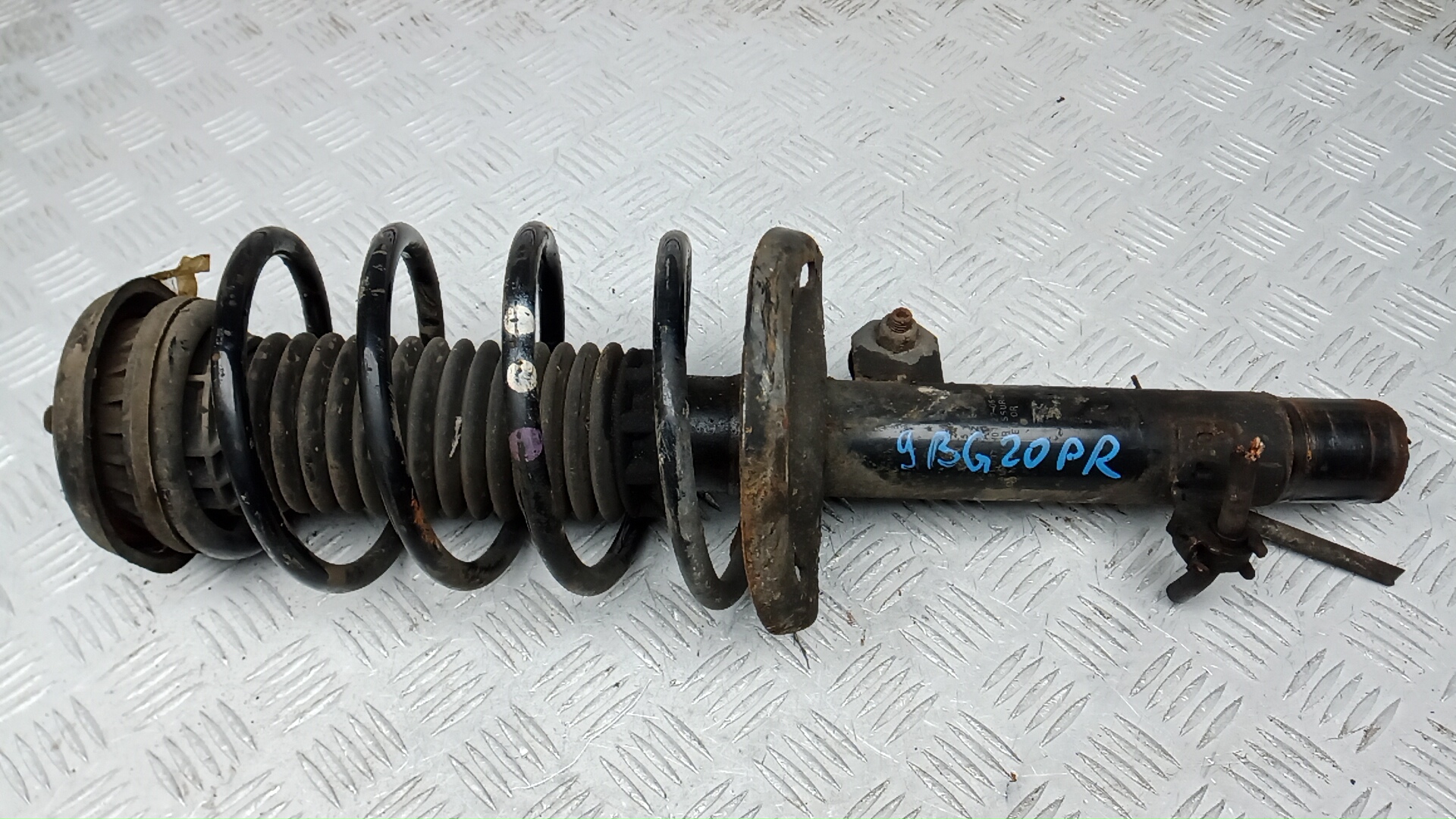 Амортизатор передний правый