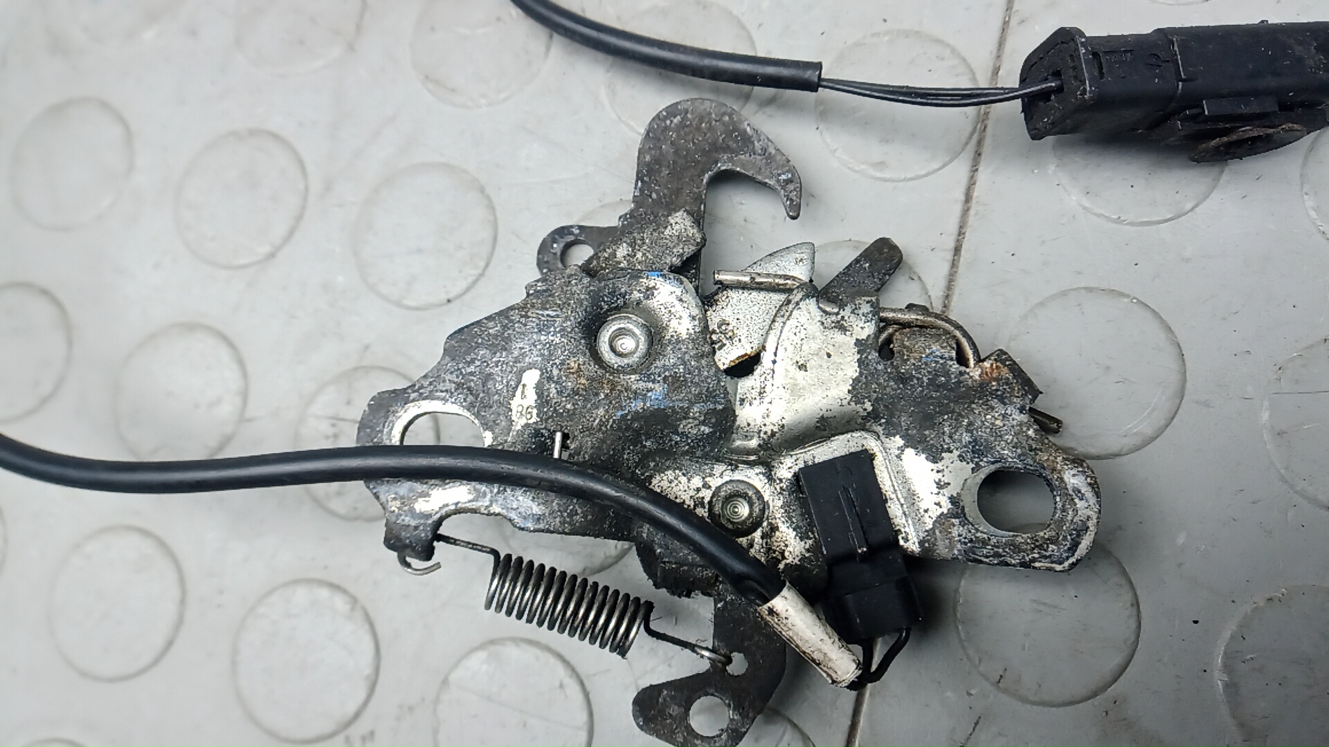 Замок капота