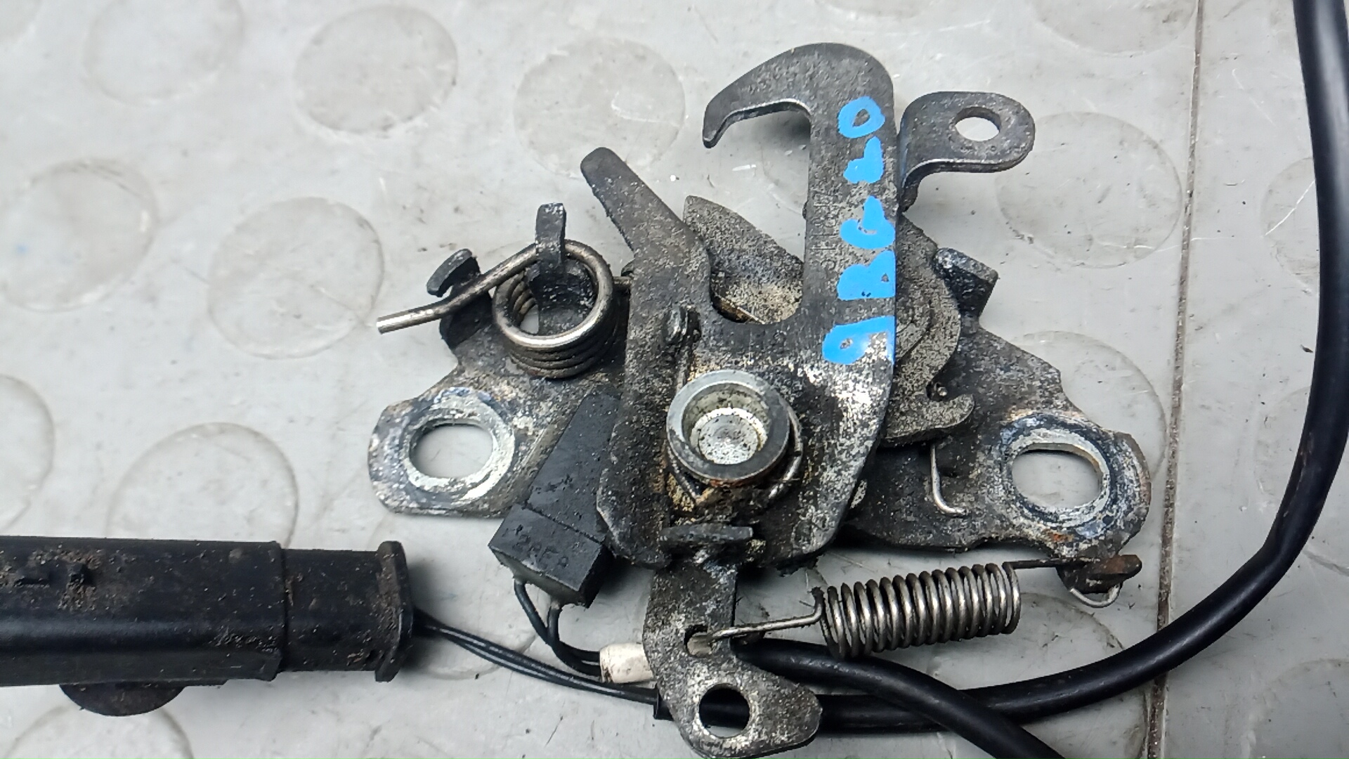 Замок капота