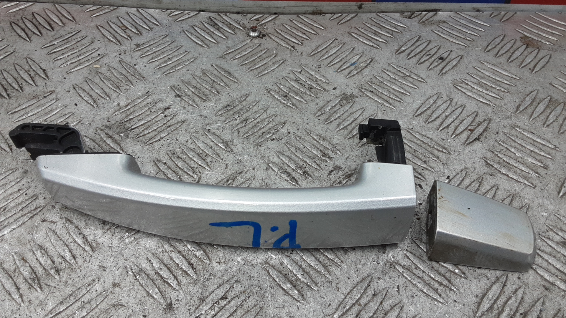 Ручка двери передней наружная левая