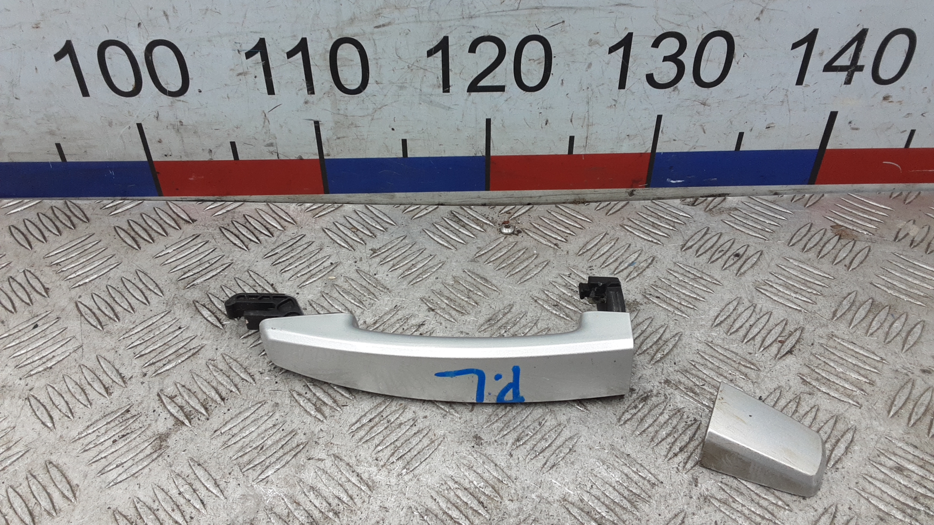 Ручка двери передней наружная левая