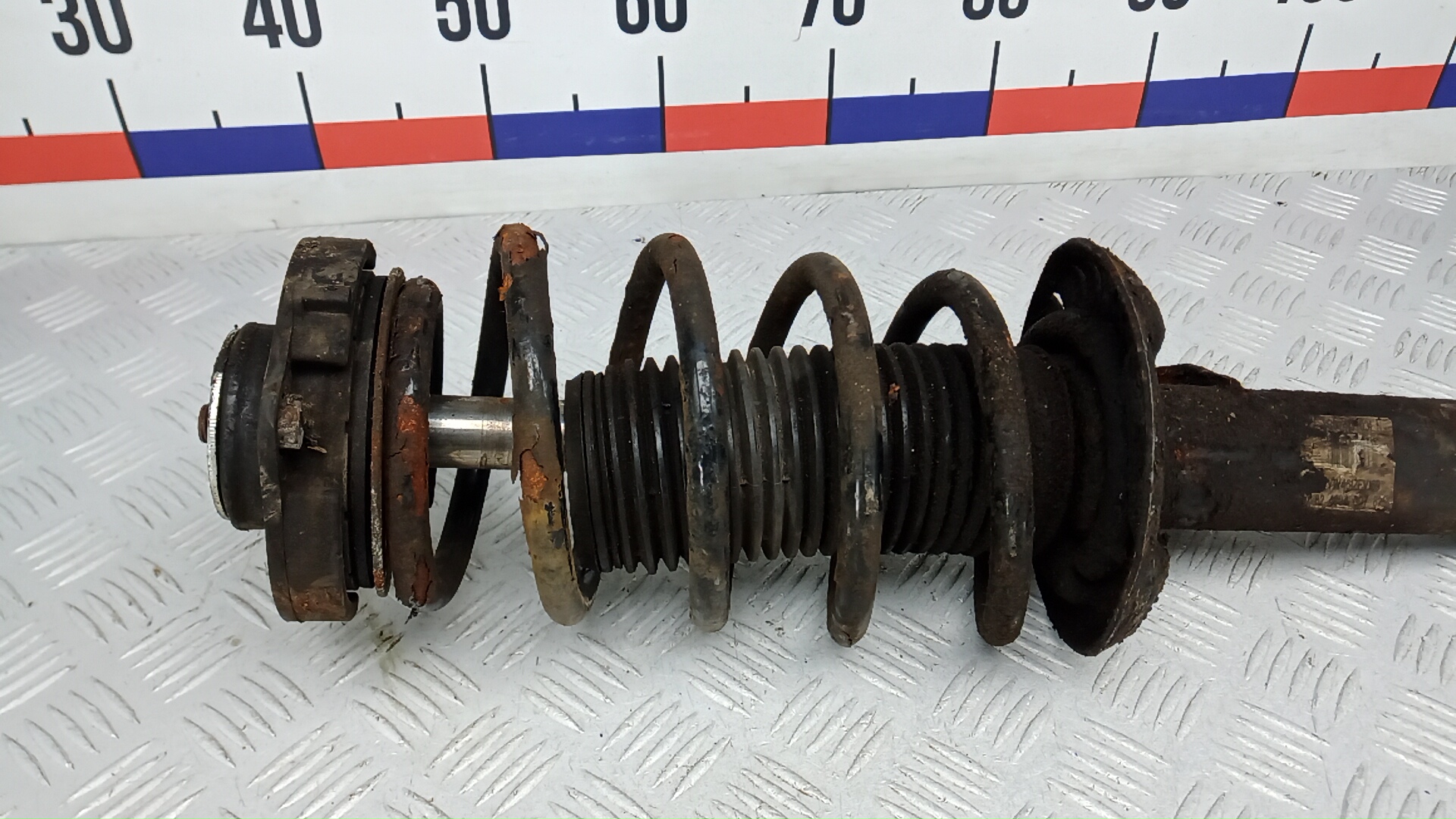 Амортизатор передний левый