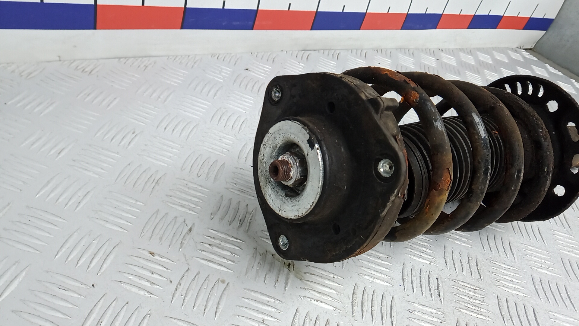 Амортизатор передний левый