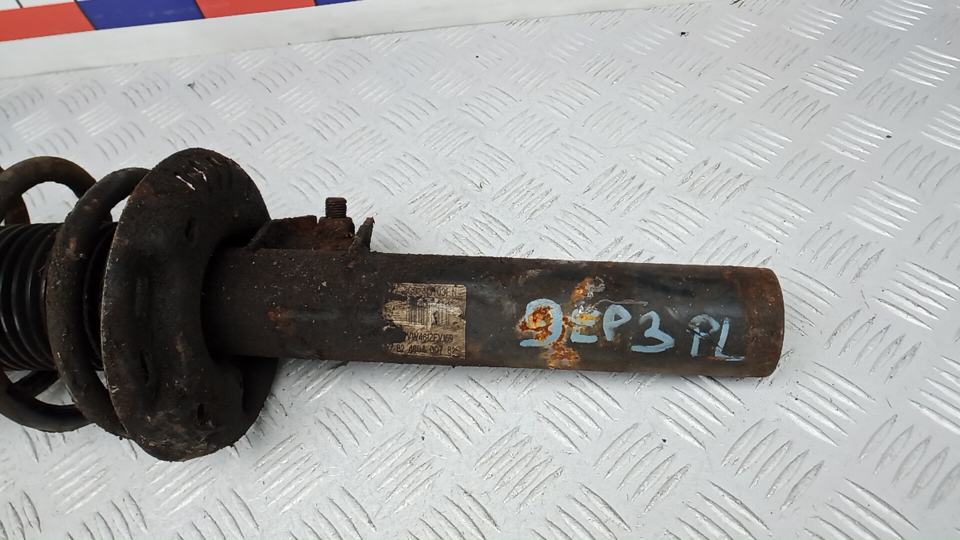 Амортизатор передний левый