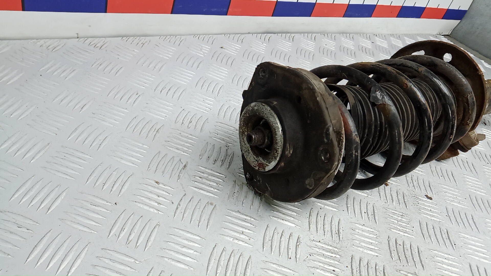 Амортизатор передний правый