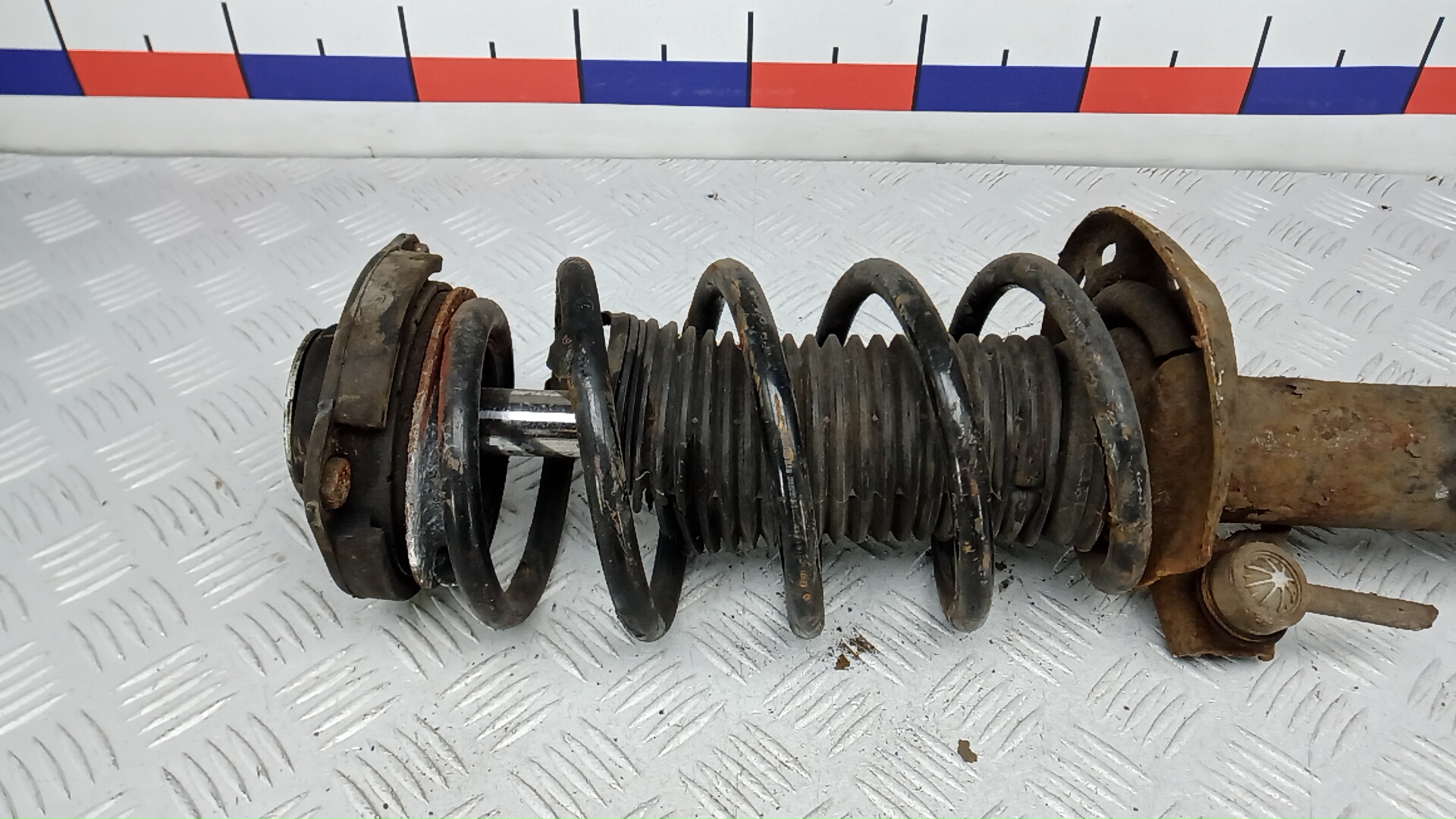 Амортизатор передний правый