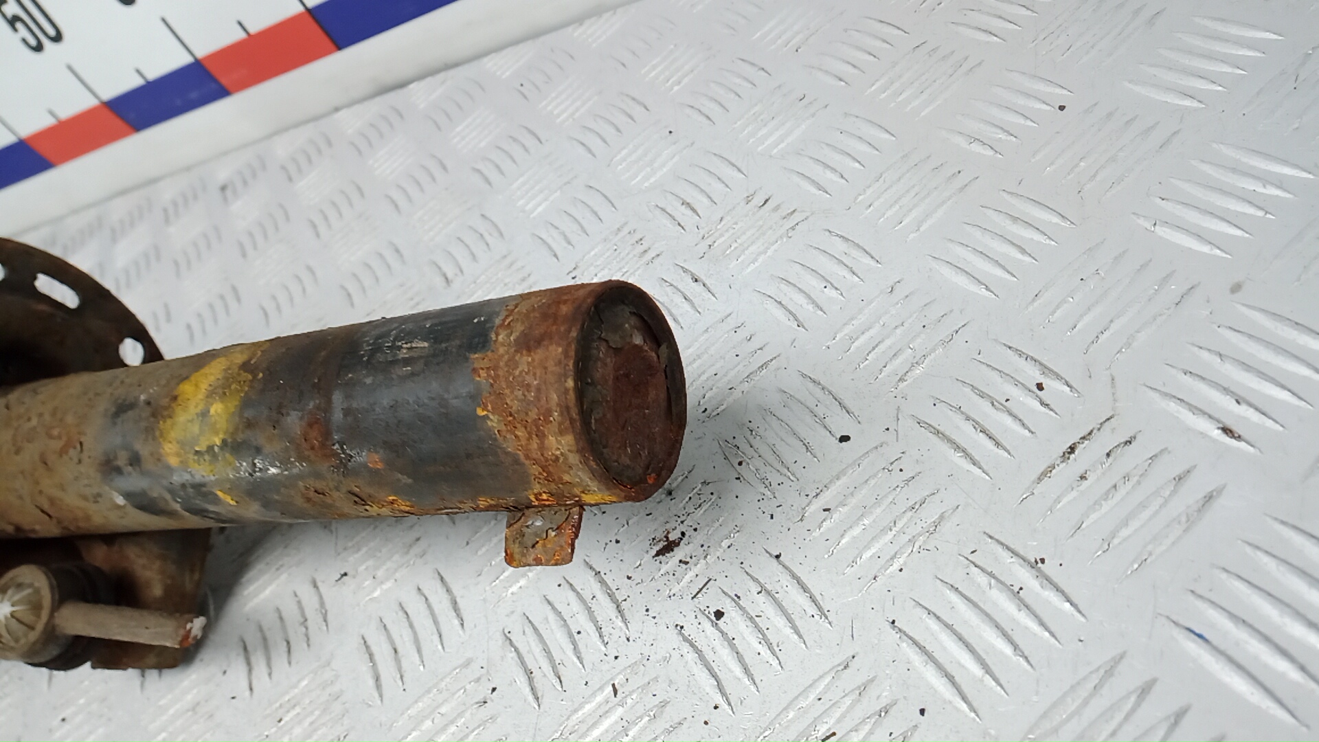 Амортизатор передний правый