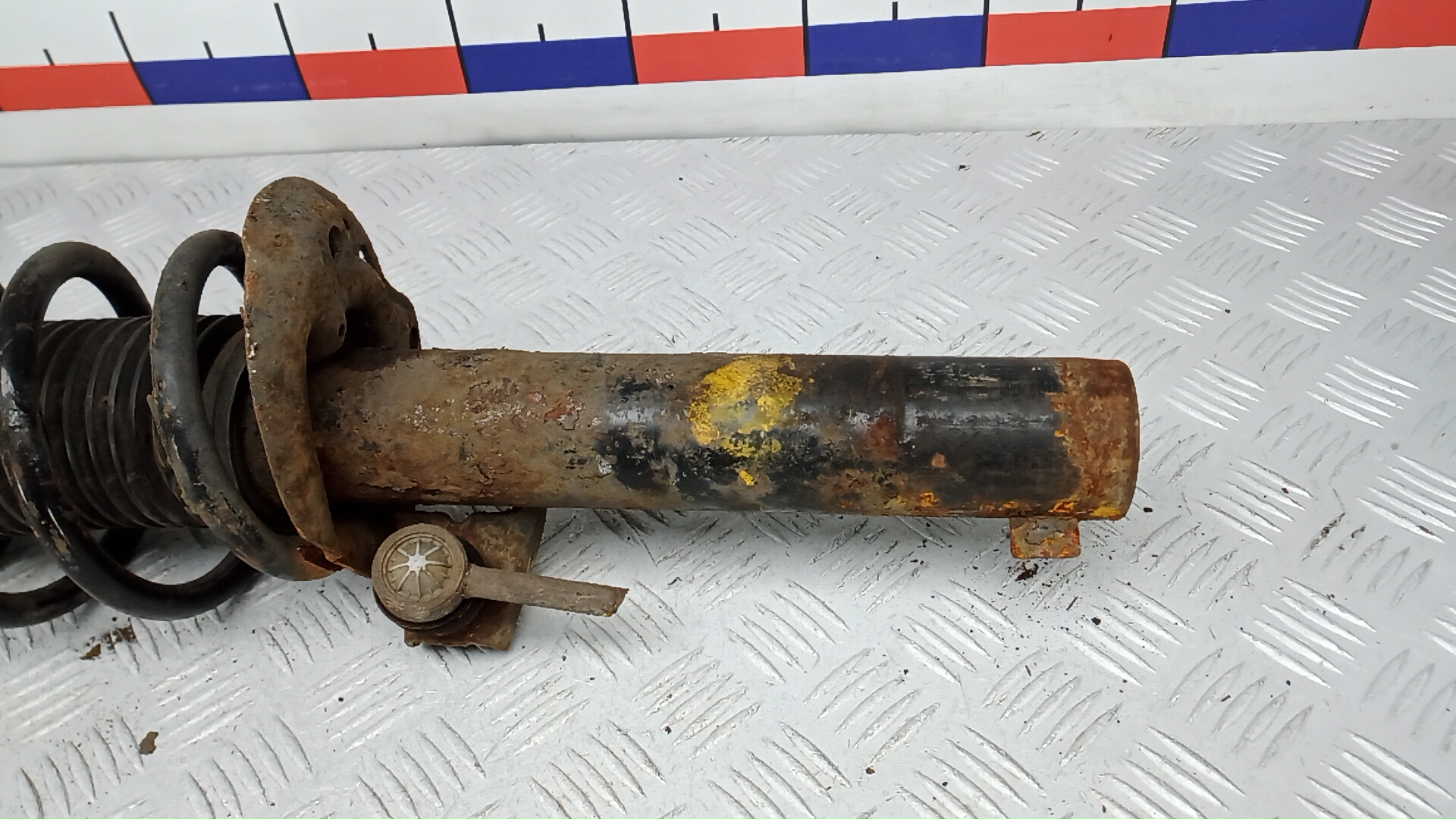 Амортизатор передний правый