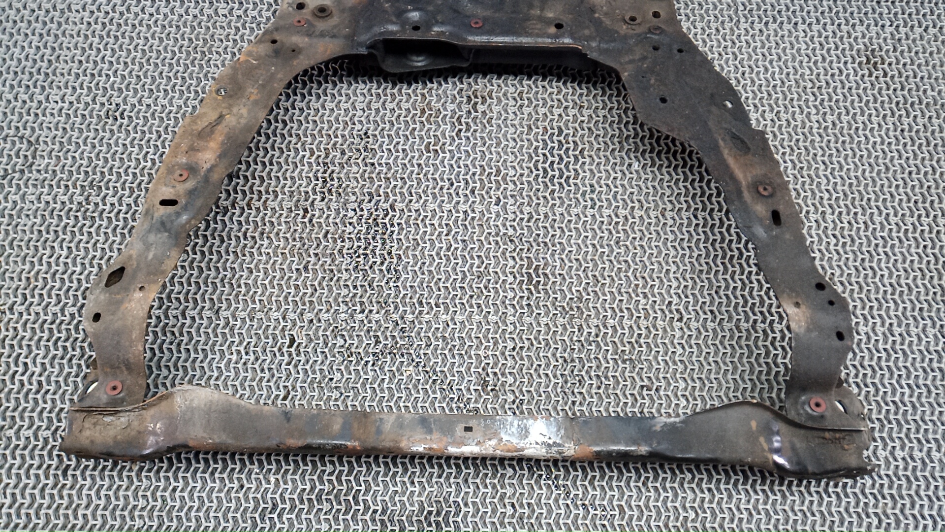 Балка передняя (крепление продольных тяг)