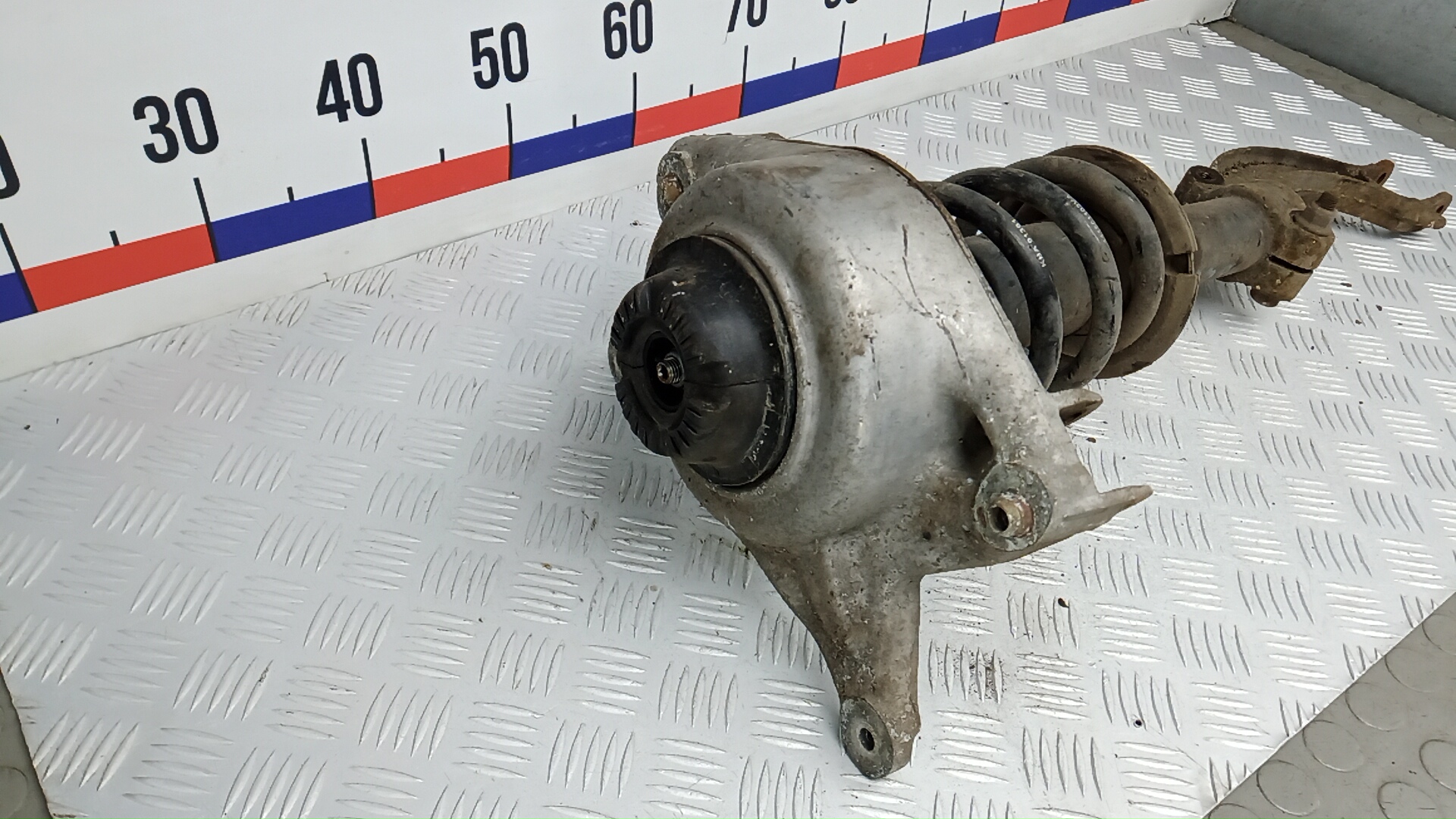 Амортизатор передний левый