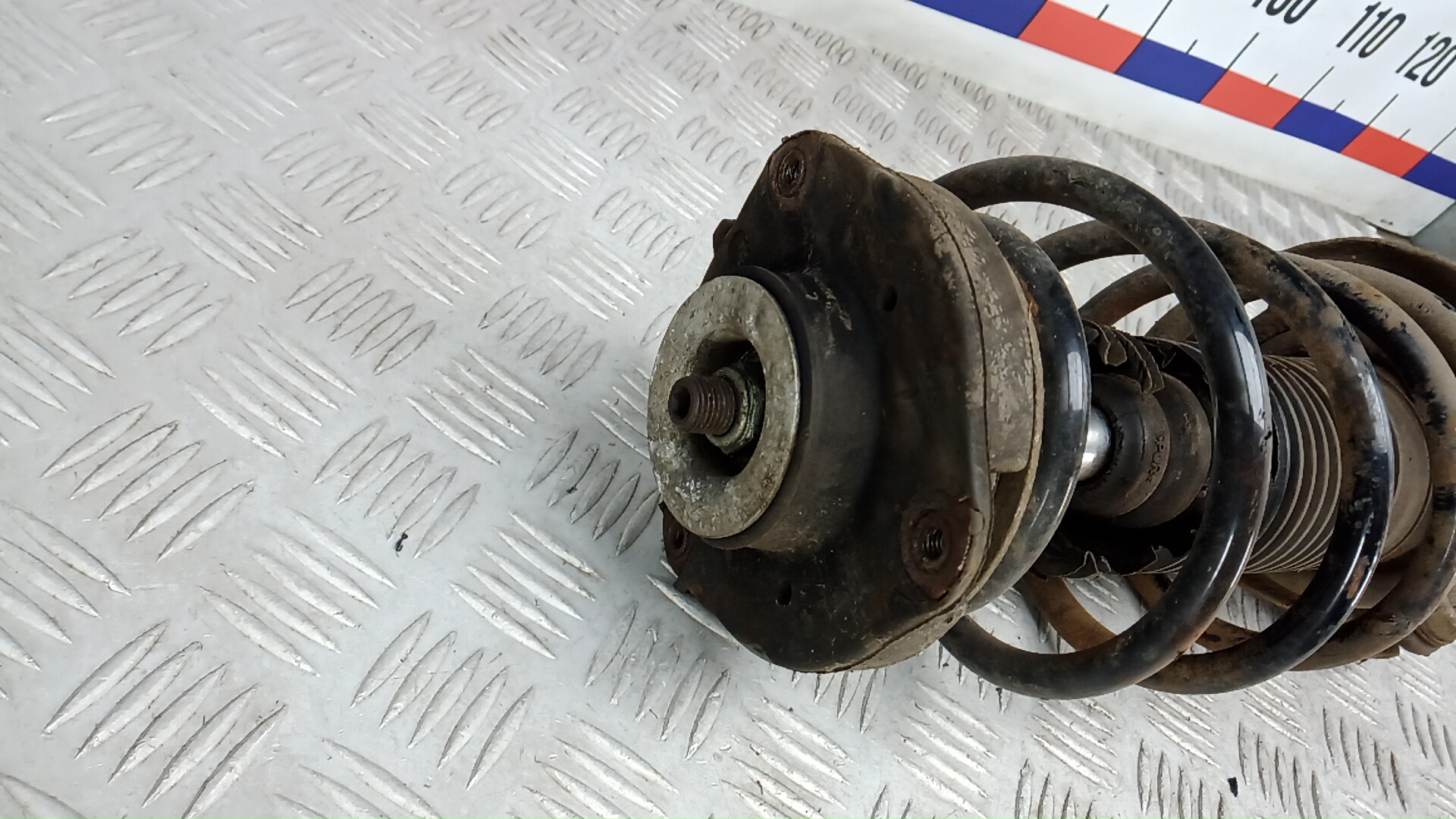 Амортизатор передний левый