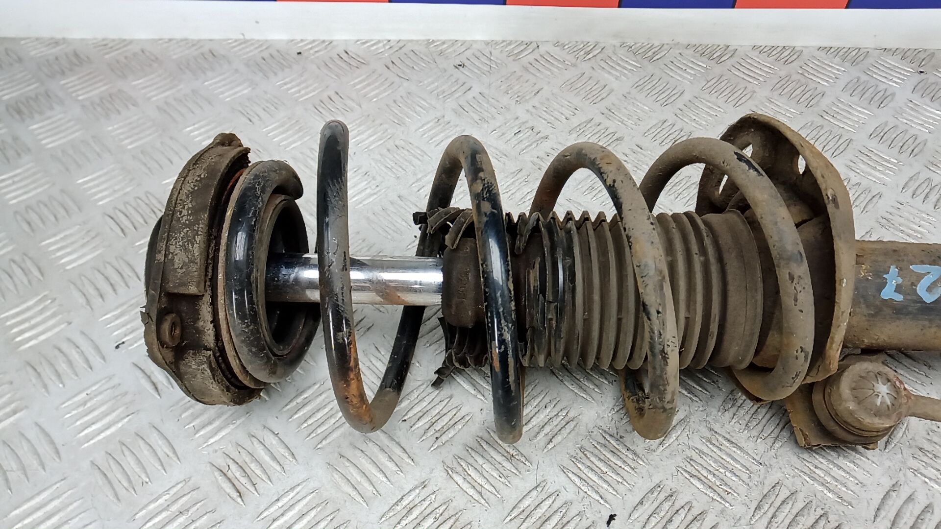 Амортизатор передний левый