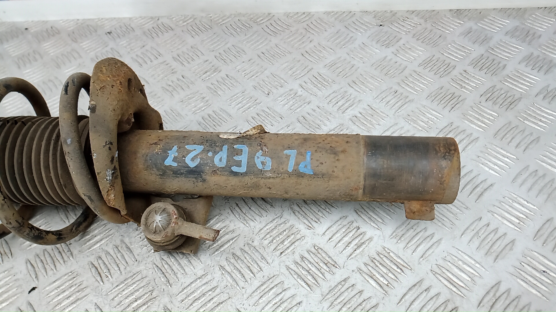 Амортизатор передний левый