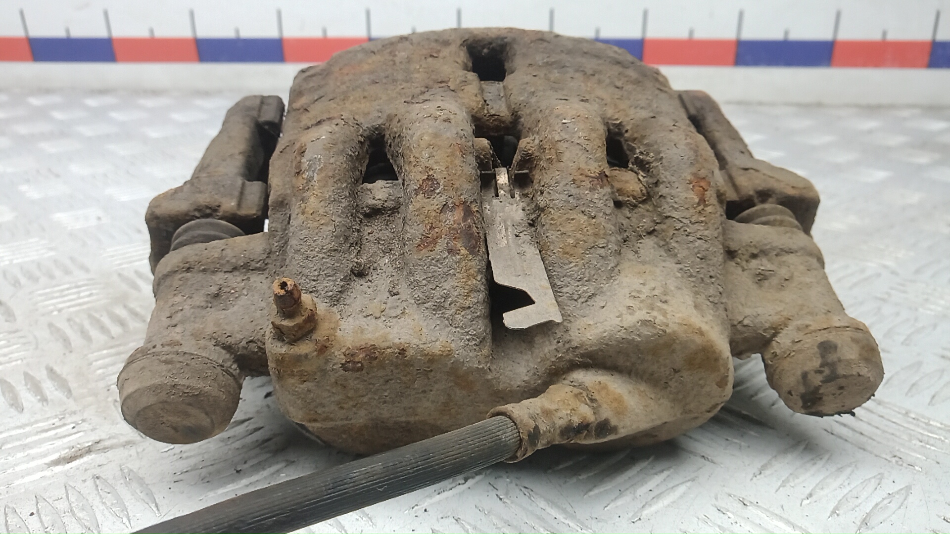 Суппорт передний левый