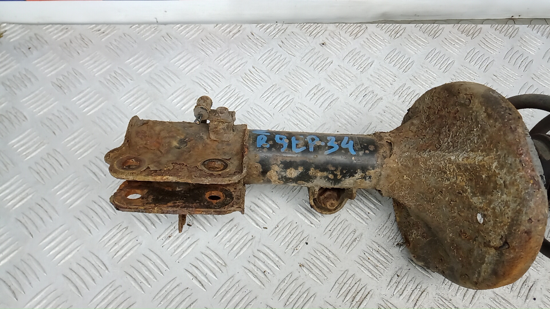 Амортизатор задний правый