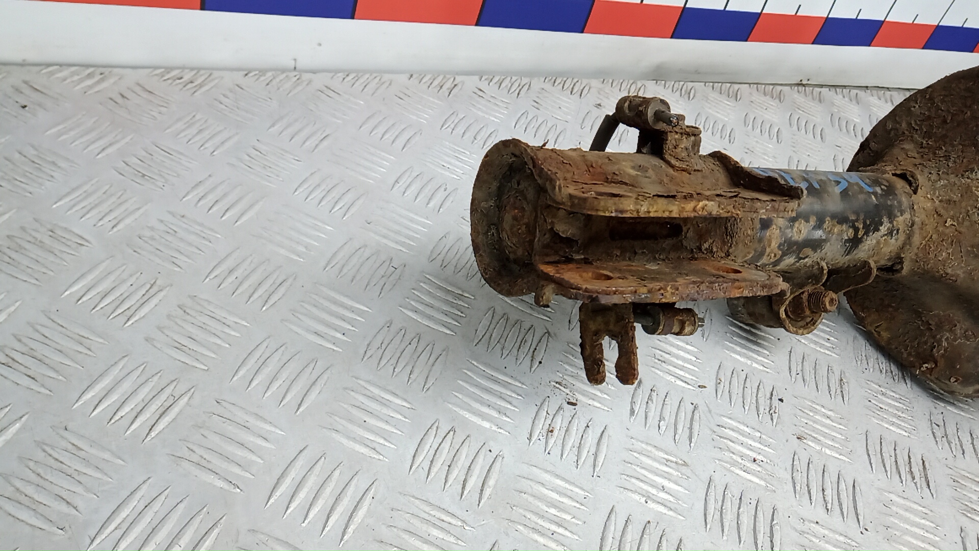 Амортизатор задний правый