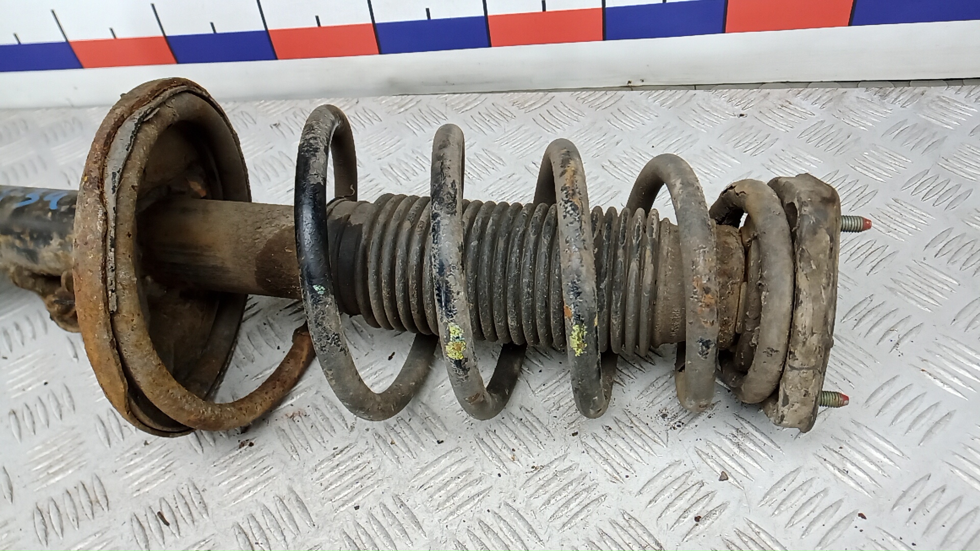 Амортизатор задний правый