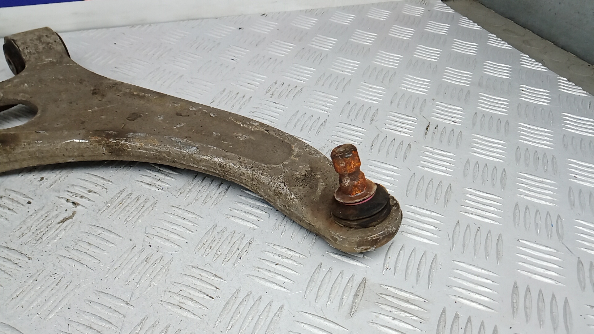 Рычаг передний нижний правый