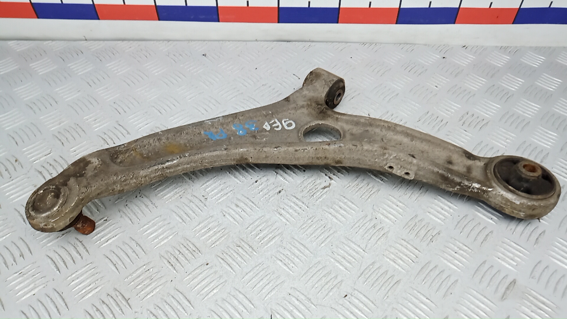 Рычаг передний нижний правый