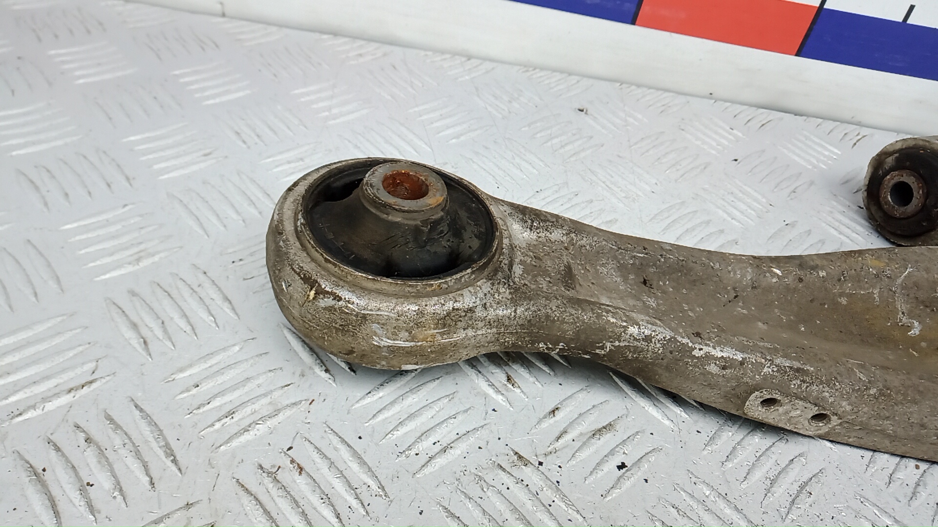 Рычаг передний нижний правый