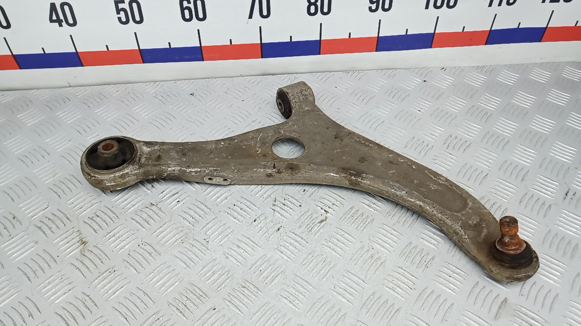 Рычаг передний нижний правый