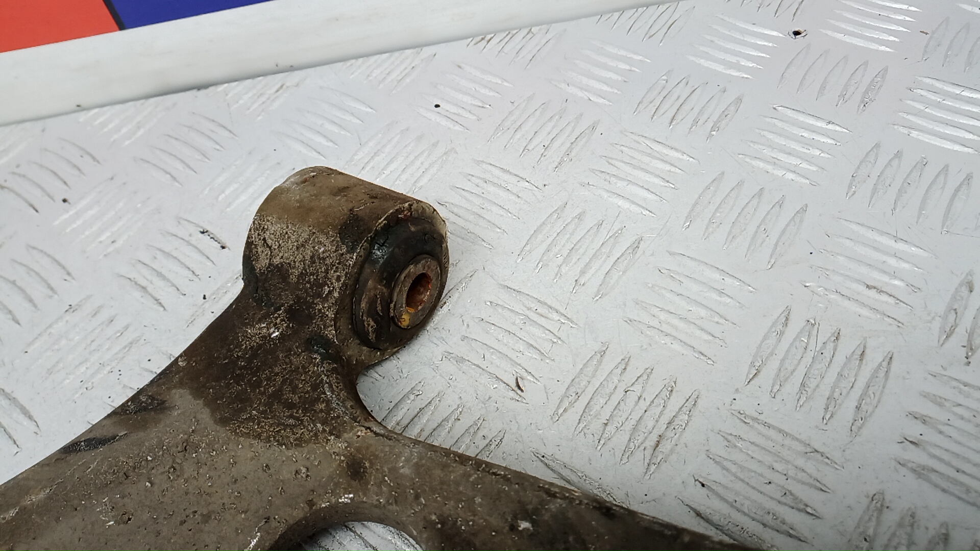 Рычаг передний нижний левый