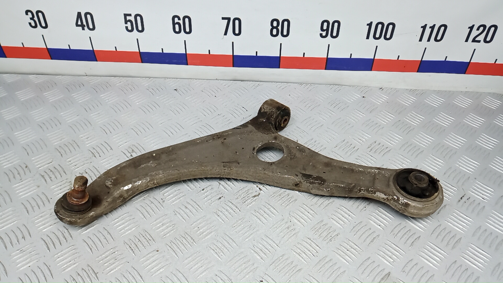 Рычаг передний нижний левый