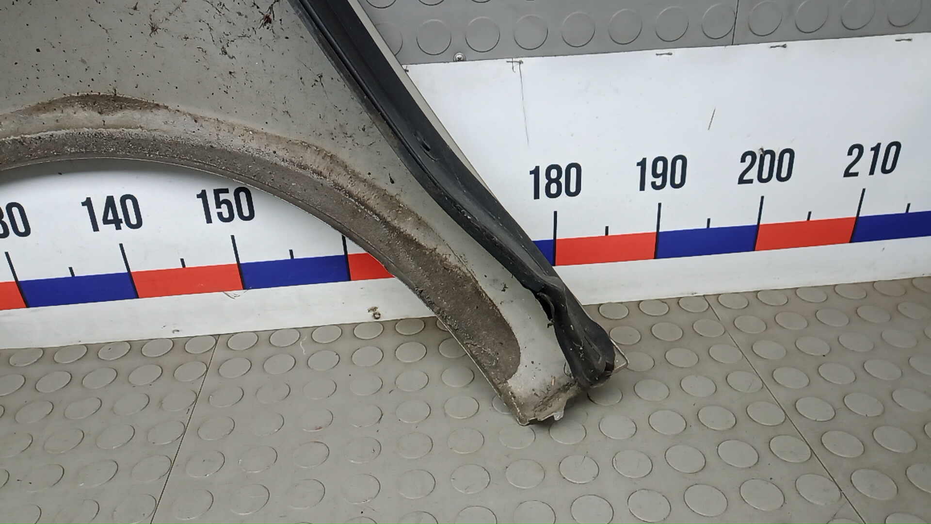 Крыло переднее правое