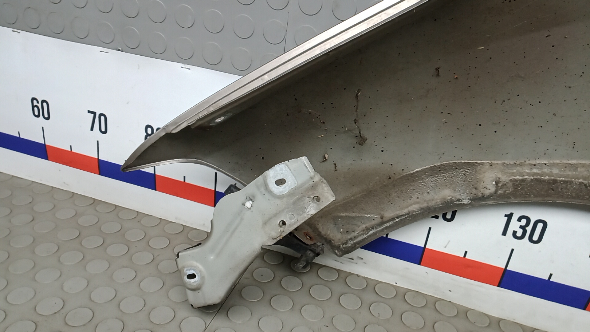 Крыло переднее правое