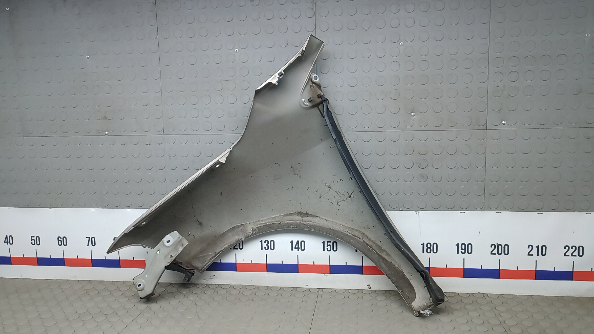 Крыло переднее правое