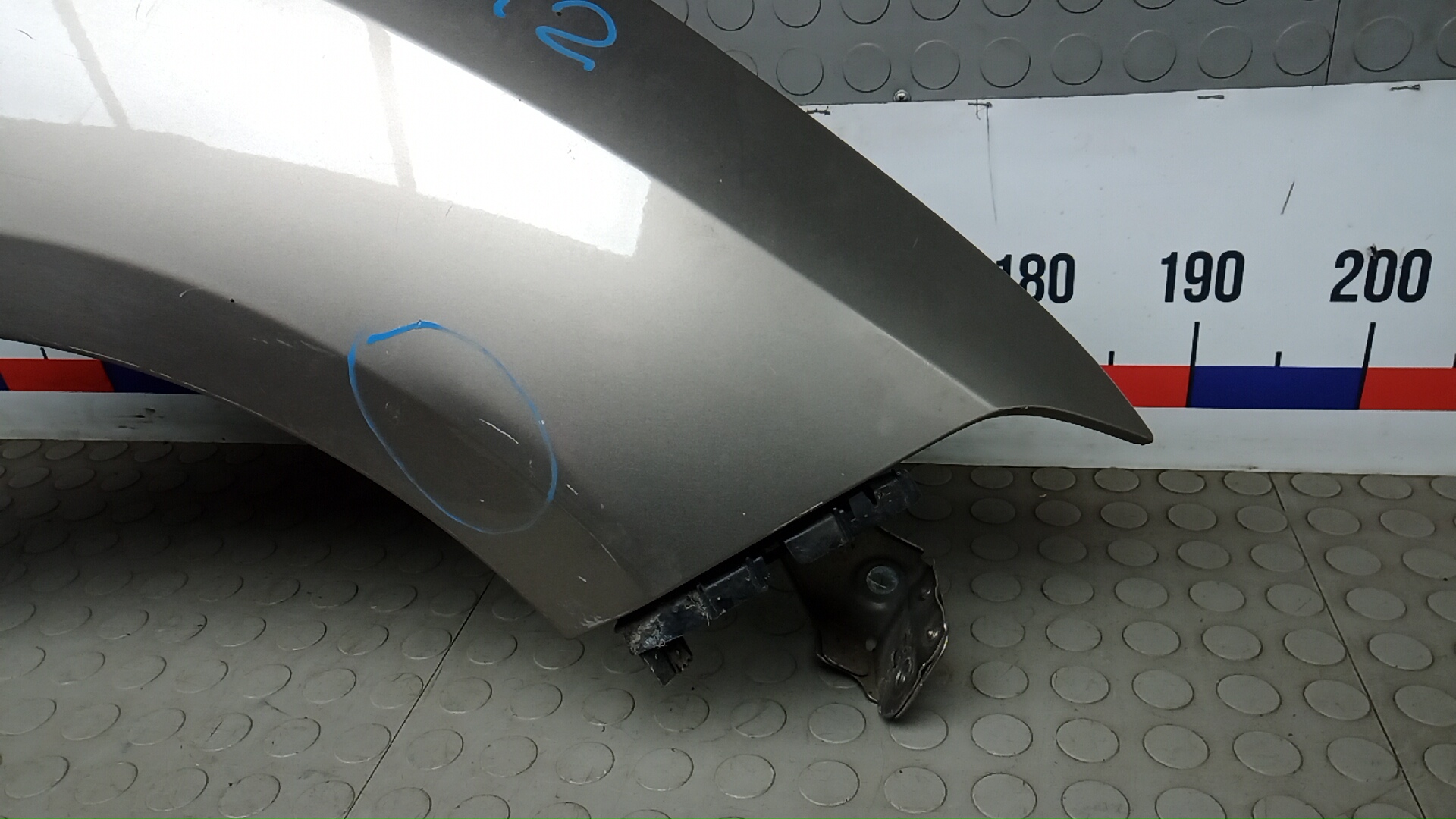 Крыло переднее правое