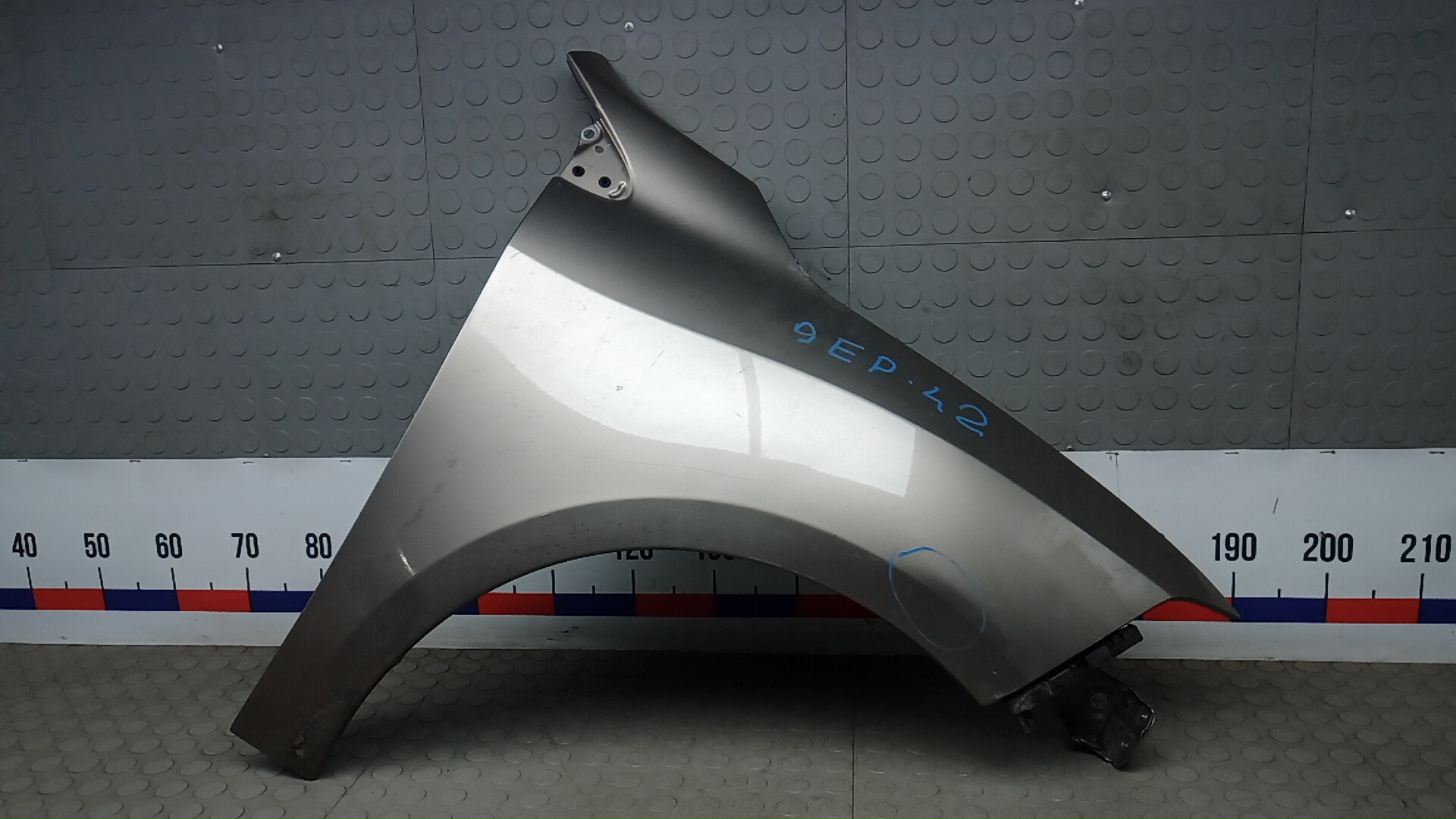 Крыло переднее правое