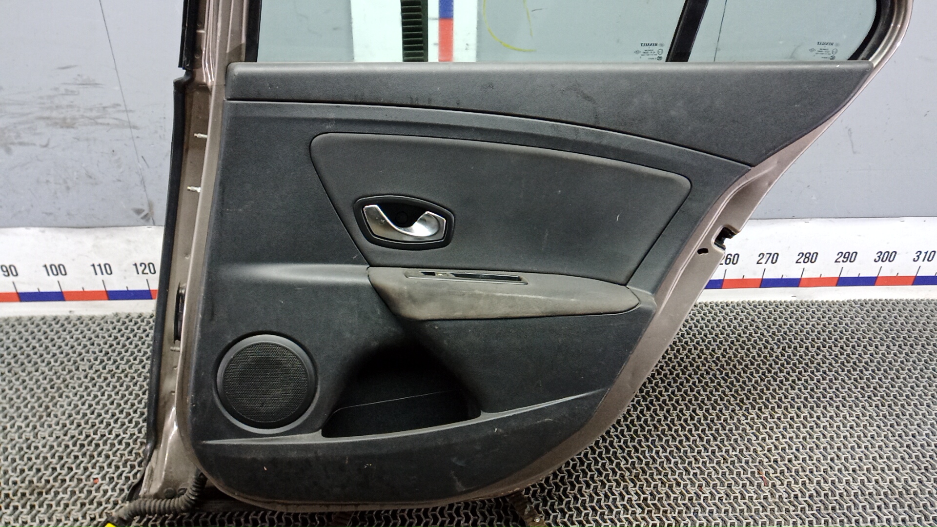 Дверь задняя правая